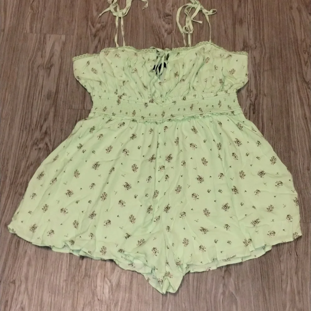 Woven Floral Romper F21 - Picture 3 of 6